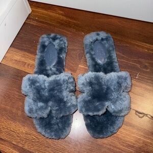 Designer-Inspired Shearling Slippers – Cozy Luxe Style